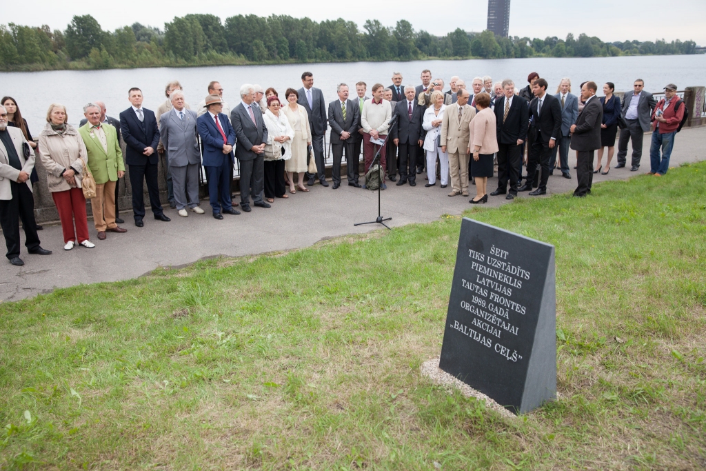 FOTO: Rīgā ielikts pamatakmens Baltijas ceļa piemineklim; to atklās Latvijas simtgadē