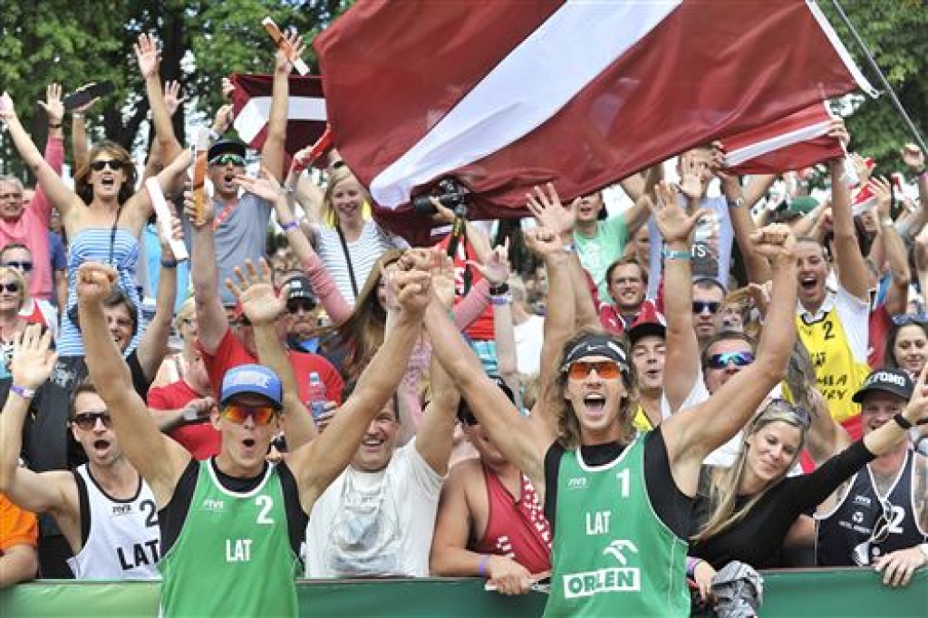 papildināts (20:21) Samoilovs/Šmēdiņš sasniedz Stare Jablonki Grand Slam posma pusfinālu