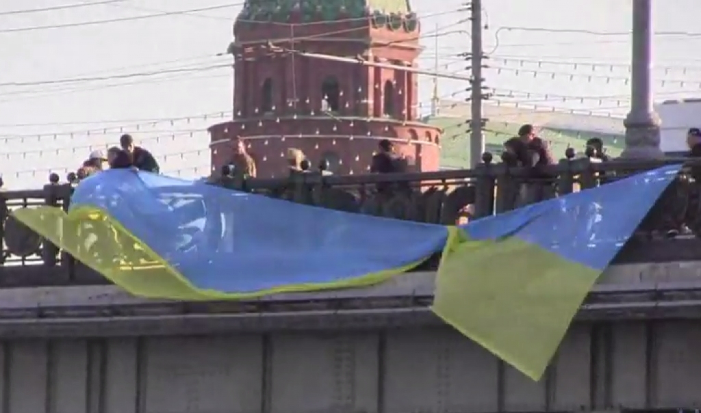 VIDEO: Aktīvisti pie Kremļa mēģina izkārt desmit metrus lielu Ukrainas karogu