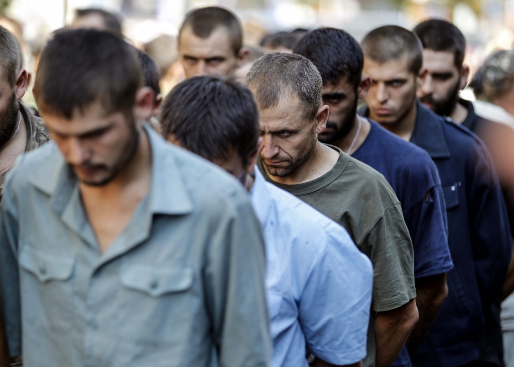 FOTO: Teroristi Doņeckas ielās izrāda gūstā turētos Ukrainas karavīrus