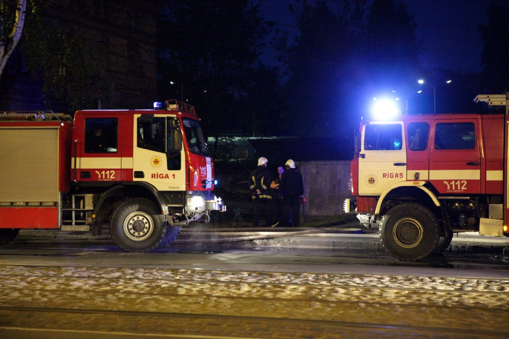 Slokas ielā no degošas mājas evakuē deviņus cilvēkus, tostarp trīsgadīgu bērnu