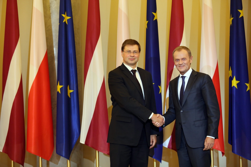 Tusks apsteidz Dombrovski cīņā par Eiropadomes prezidenta krēslu
