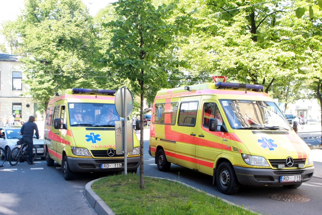 Smagi satraumējas iereibis rīdzinieks, kurš no dzīvokļa "izgājis" pa otrā stāva logu