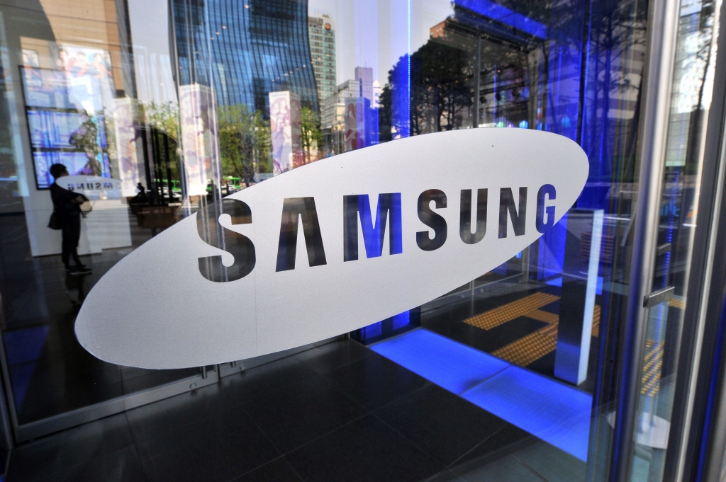 LG amatpersona pieķerta veikalā bojājam konkurenta Samsung preces