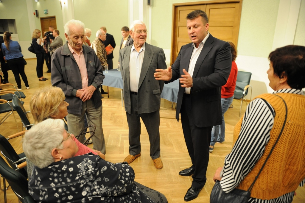 FOTO: Tiekoties ar ekspremjeriem, cilvēki nolaiž tvaiku
