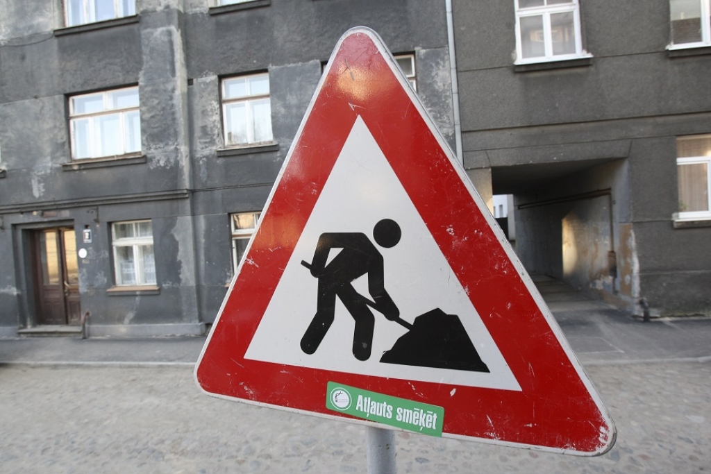 Ceļu būves klasika: Rīgā pēc ieilguša konkursa ielu remontu sāk rudenī