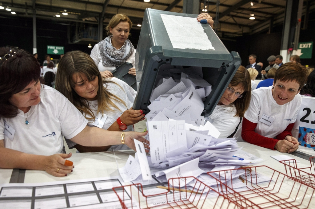 precizēts (08:07) - Par Skotijas palikšanu Lielbritānijas sastāvā nobalsojuši 55,4% vēlētāju