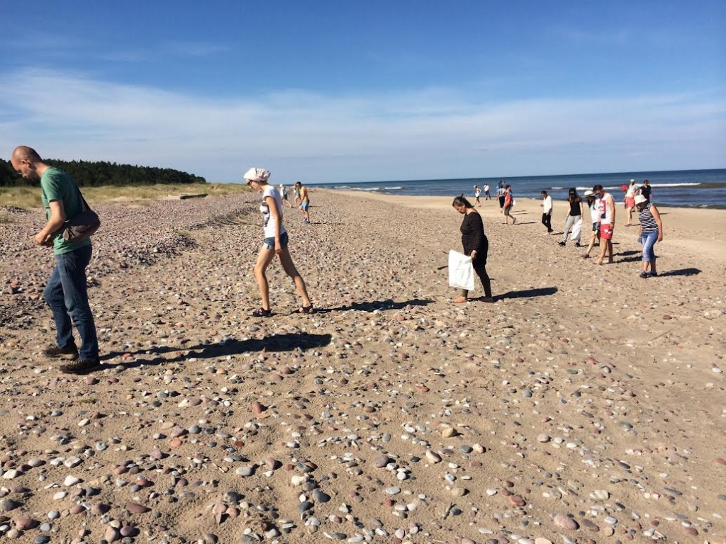 Atpūtnieki prom, bet atkritumi paliek