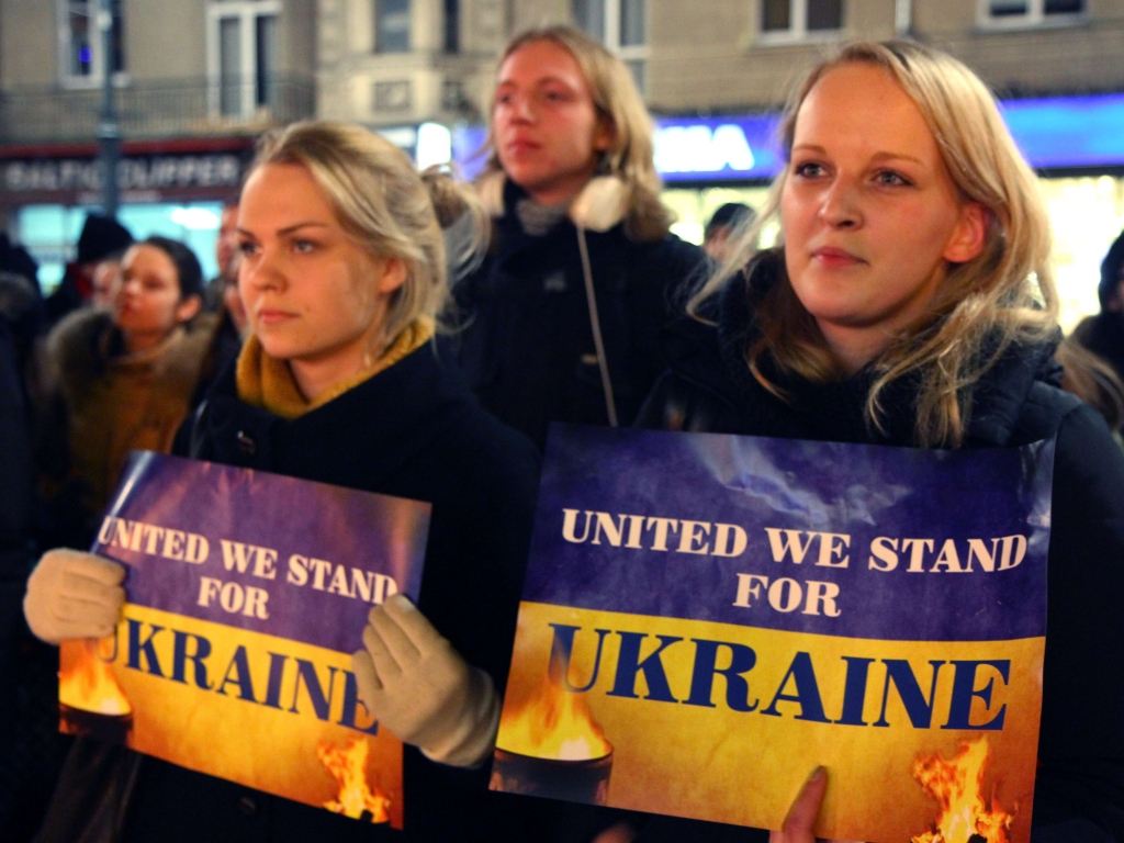 Krievija sašutusi par Ukrainas karoga krāsās nokrāsotu pieminekli Lietuvā