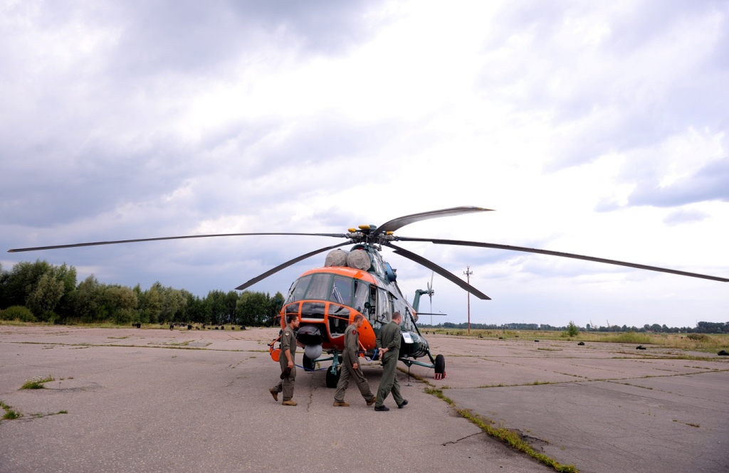 Armijas helikopteru iesaista Ķemeru nacionālajā parkā pazuduša cilvēka meklēšanā