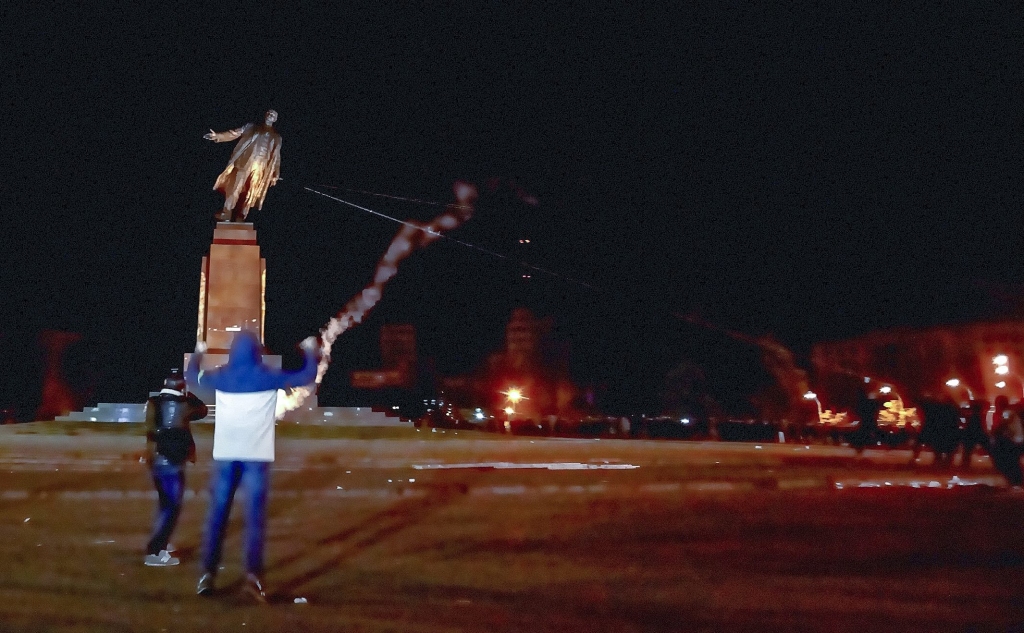 FOTO: Harkovā svētdienas naktī nogāzts Ļeņina piemineklis