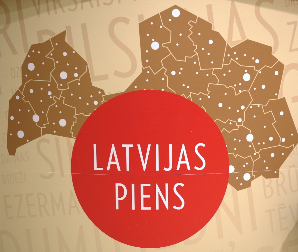 papildināts (16:32) - Kamēr poļu piens jau ceļā uz Baltkrieviju, Latvijas piens sertifikātu nav saņēmis PVD kavēšanās dēļ
