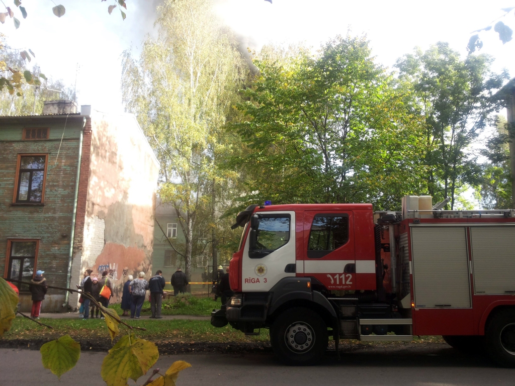 FOTO: Paaugstinātas bīstamības ugunsgrēks Jaunmīlgrāvī lokalizēts