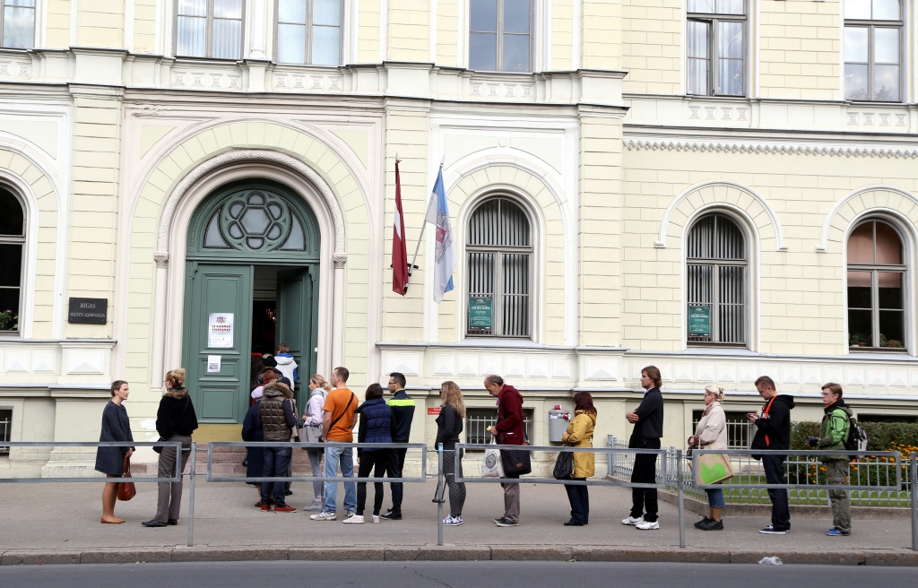 Vēlēšanu mirkļi: Aizmirstas pases dēļ saceļ traci iecirknī