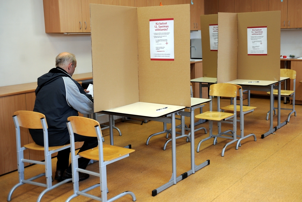 Vēlēšanu mirkļi: Sarakstos neiekļautos premjera amata kandidātus vēlētājs nodēvē par svoločiem