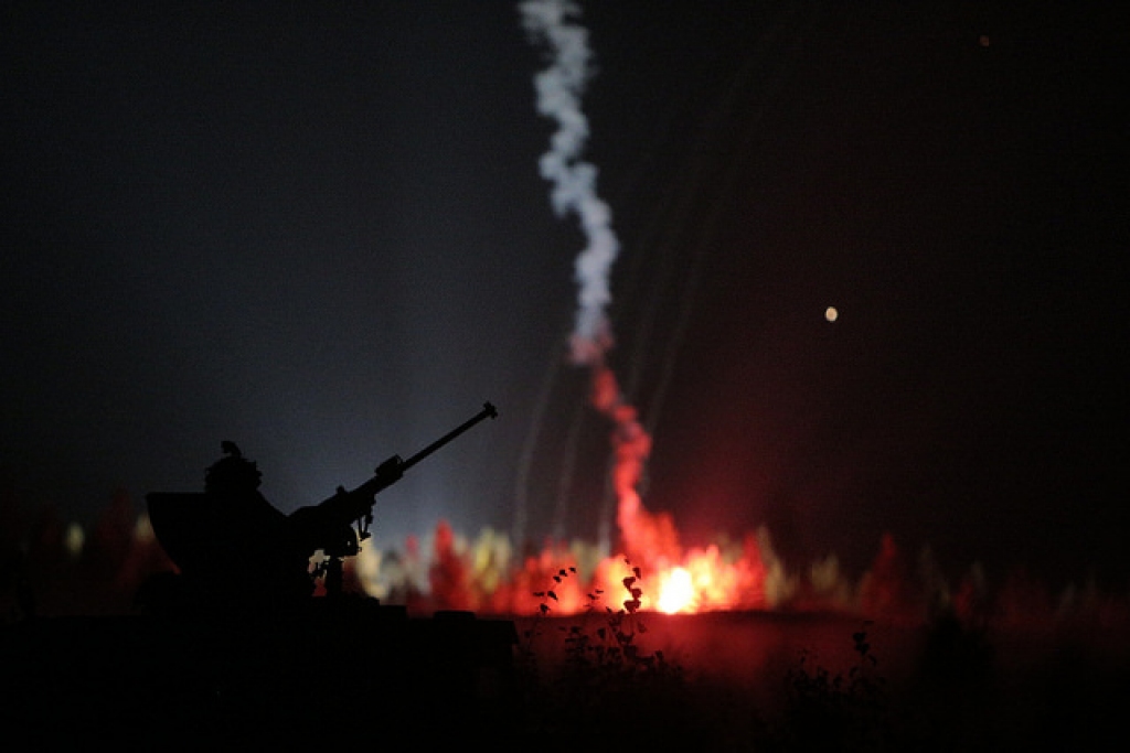 FOTO: Tanki, helikopteri un pulvera smaka. Iespaidīgā nakts kauja mācībās Sudraba bulta