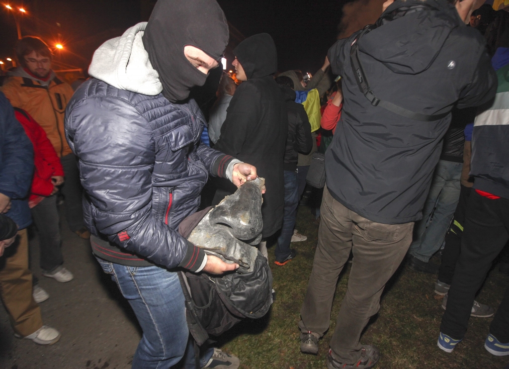 Harkovā nogāztās Ļeņina statujas daļas cenšas iemainīt pret ziedojumiem