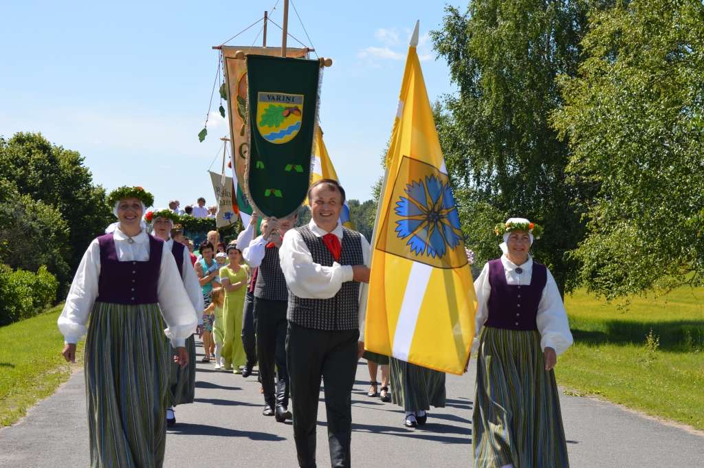 Smiltenes novada svētki nosvinēti Variņos