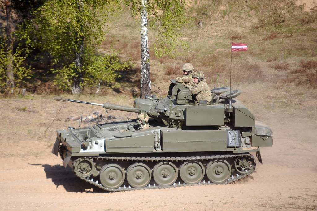 Latvijas armija pie pirmajām bruņumašīnām no Lielbritānijas tiks rudenī