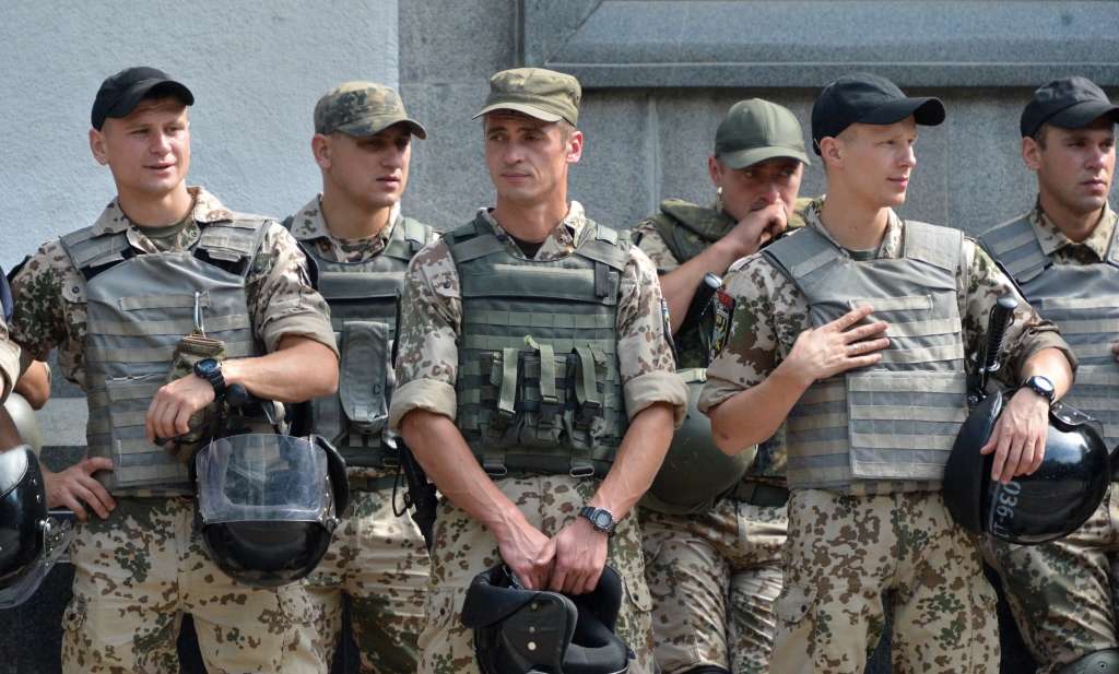 papildināts (17:44) - Sadursmēs pie Ukrainas parlamenta gājis bojā viens karavīrs; 100 ievainoti