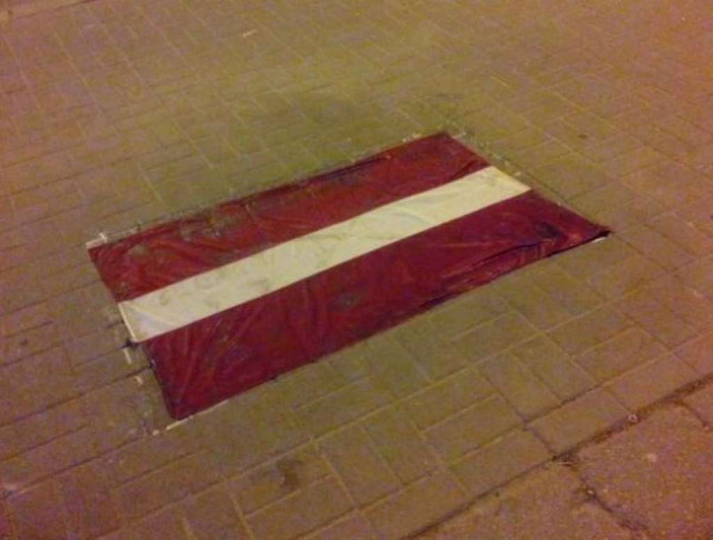 DP nespēj atklāt, kurš pielīmēja karogu uz ietves Barona ielā, un aptur kriminālprocesu
