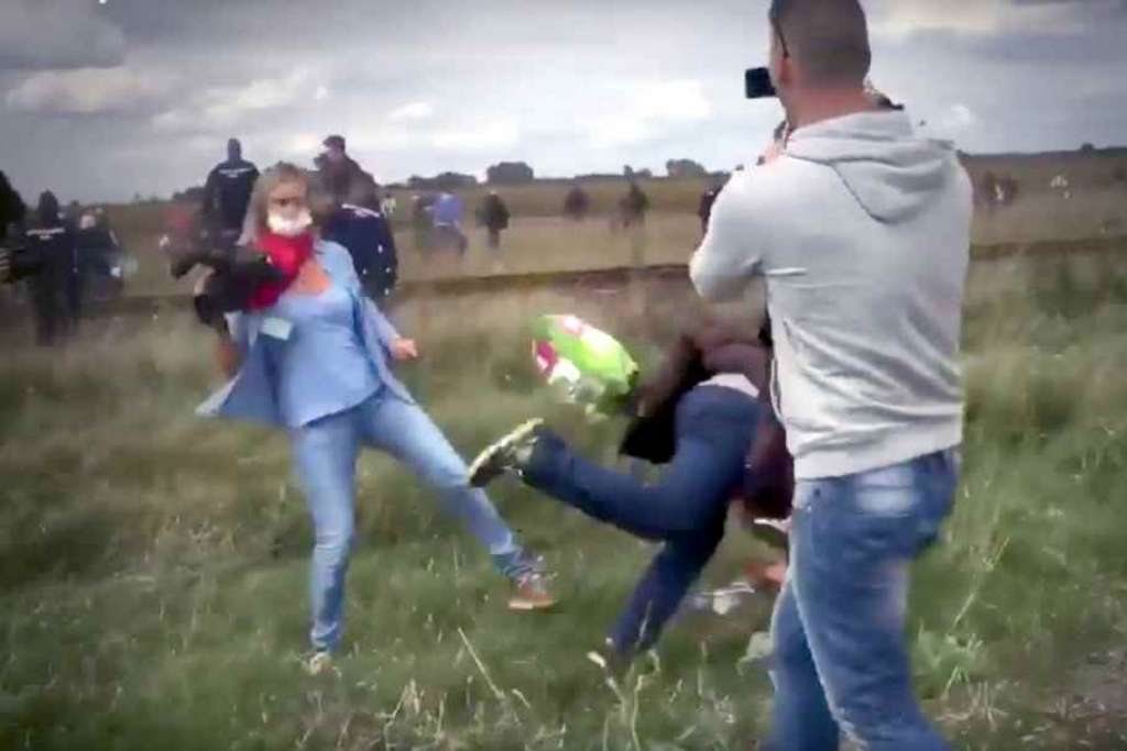 VIDEO: Ungāru TV operatore klupina un spārda bēgošus migrantus