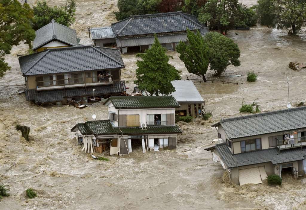FOTO: Spēcīgi plūdi Japānā spiež tūkstošiem ļaužu pamest mājas