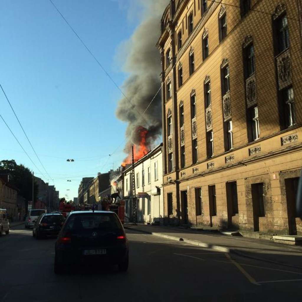 papildināts (9:31) - FOTO: Rīgas centrā deg koka nams; ugunsdzēsēji no liesmām glābj cilvēkus