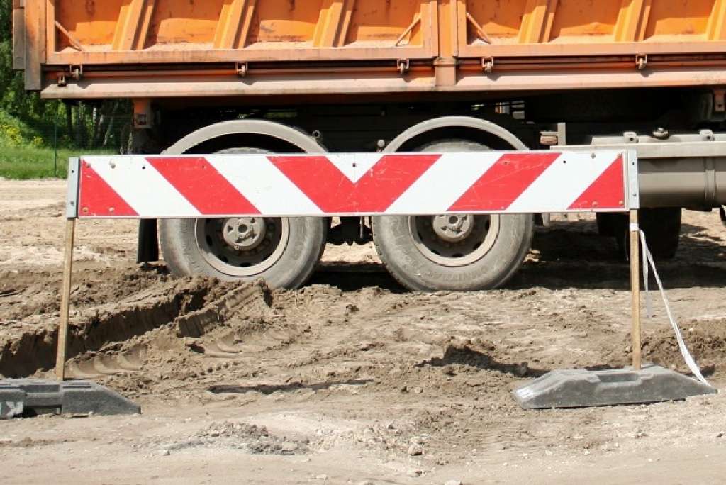 Rīgā vairākās centra ielās satiksmes ierobežojumi un nakts remontdarbi