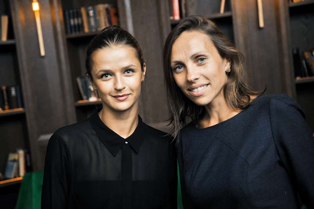 Melni mākoņi virs Jāņa un Elzas galvas