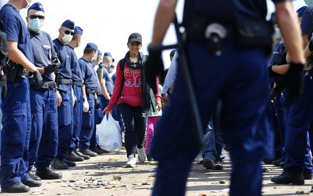 Mediji: Bēgļu krīzes dēļ Vācija atjaunojusi robežkontroli