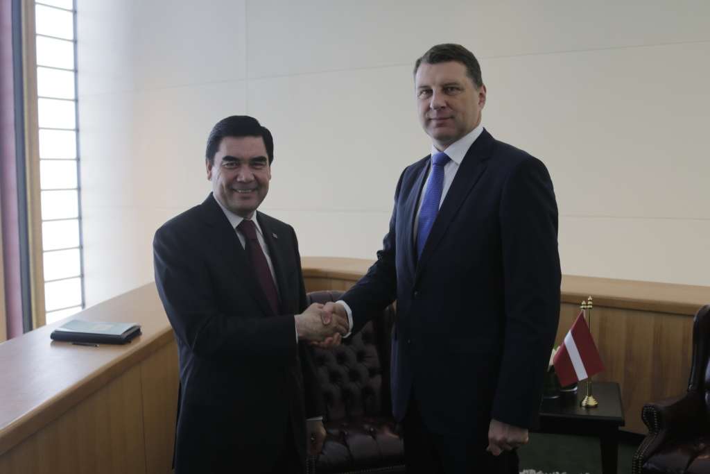Vējonis Turkmenistānas prezidentu lūdz iesaistīties Ulmaņa kapavietas iekārtošanā