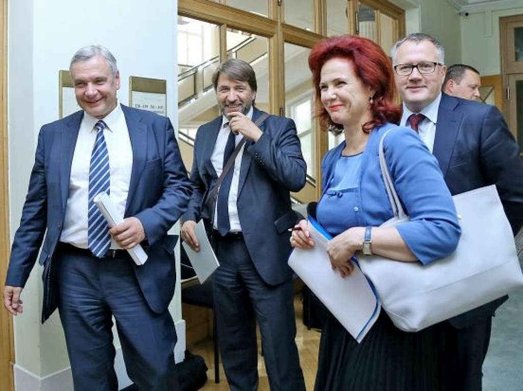 Opozīciju sāk tuvināt koalīcijai