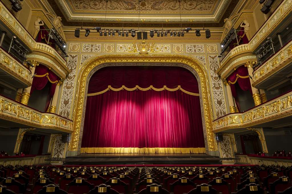 FOTO: Aprit 20 gadi kopš atjaunots operas nams