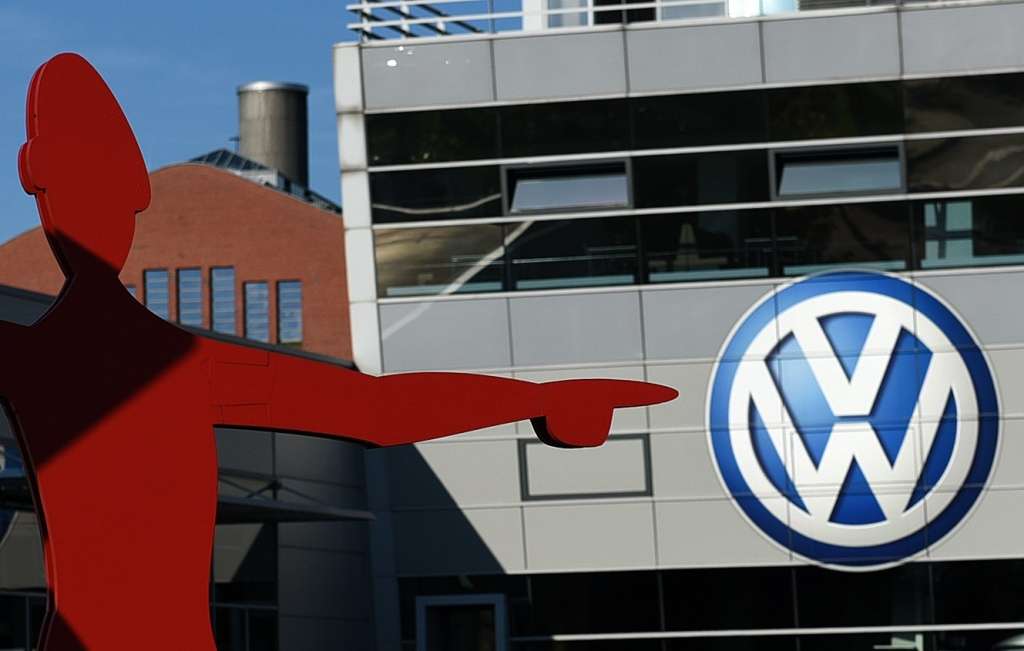 Vācijas policija veic kratīšanu Volkswagen galvenajā biroja ēkā