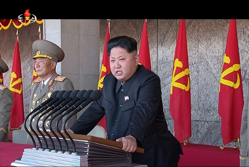 Ziemeļkorejas pompozajā svētku parādē Kims Čenuns uzrunā tautu un nonievā ASV