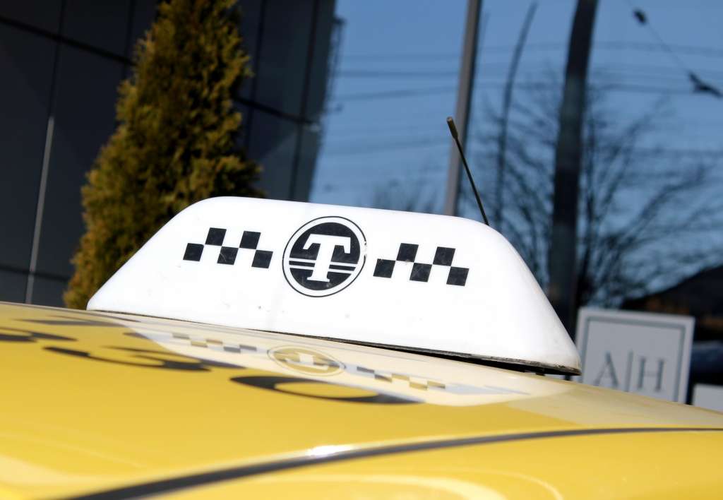 Ierobežos taksometru iebraukšanu Vecrīgā; tiks piemērota gada nodeva 300 eiro apmērā