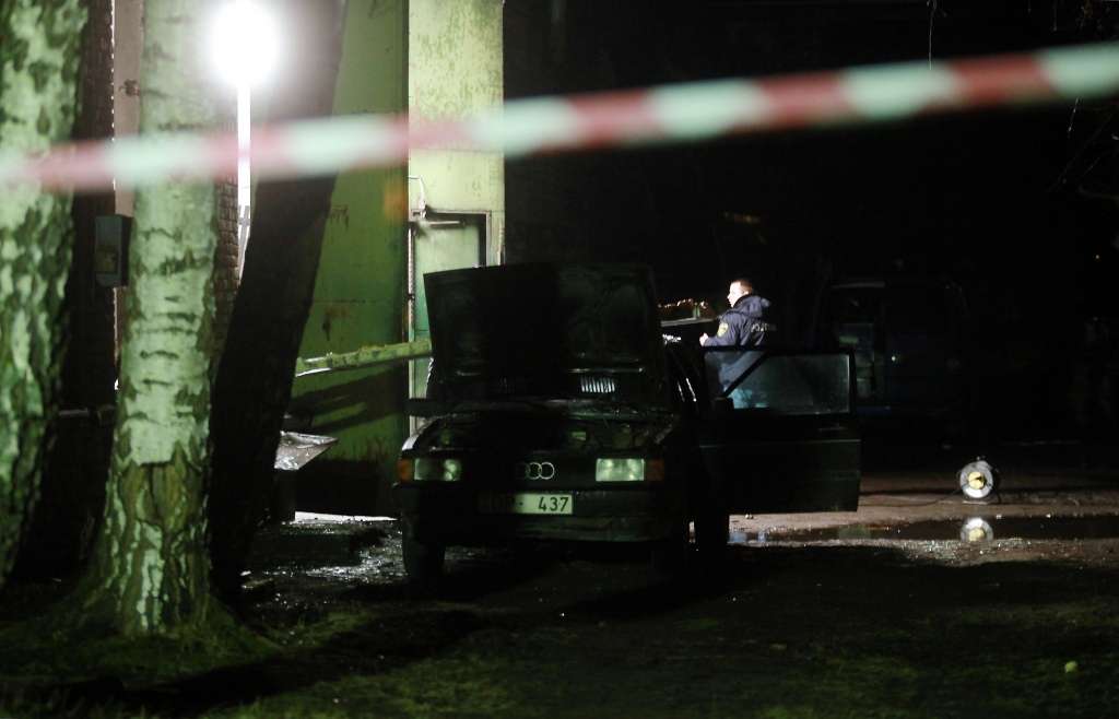 Iedzeršanas laikā atbruņojot sievieti, sprāgst paštaisīta granāta