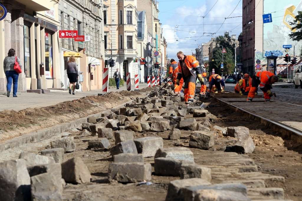 Rīgā nākamgad paredzami vērienīgi ceļu atjaunošanas darbi un sastrēgumi