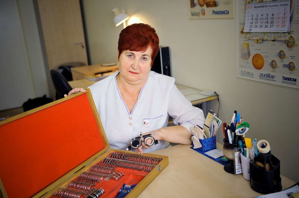 Ikdiena grozās ap briļļu kasti
