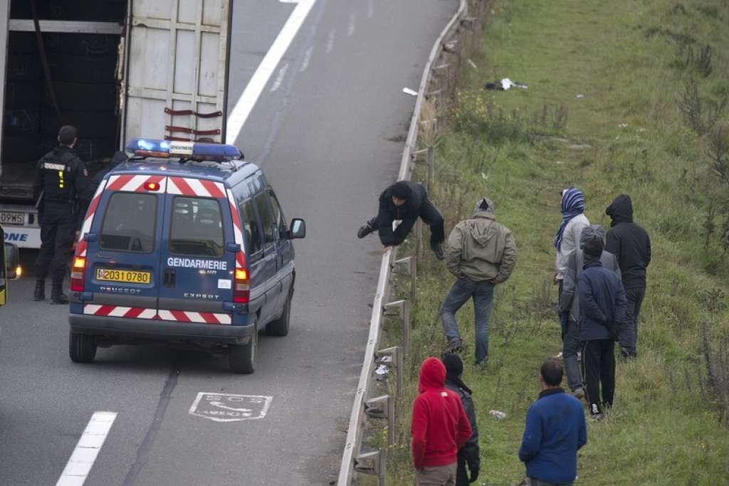 FOTO: 42 bojāgājušie autobusa un kravas auto sadursmē Francijā