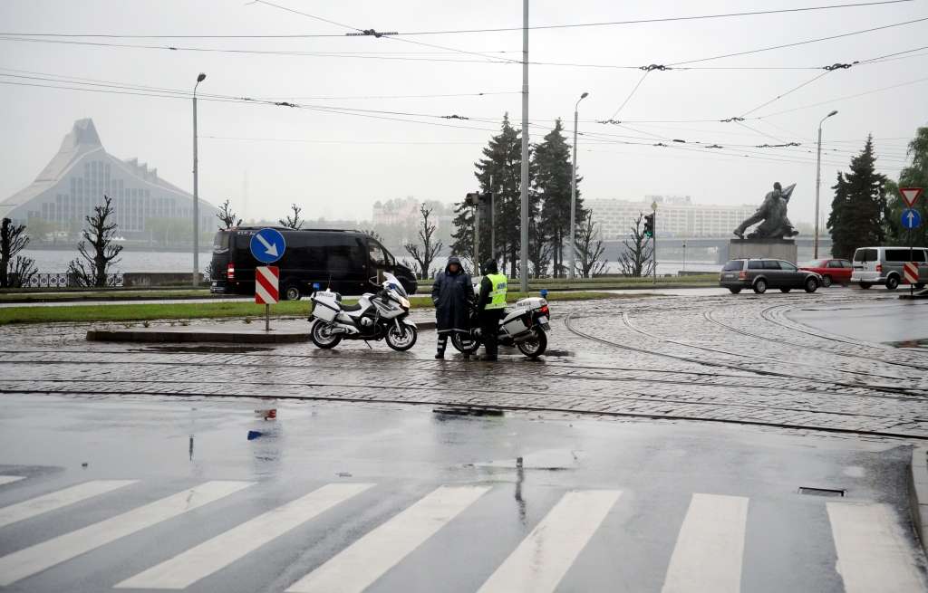 Kanalizācijas tīklu izbūves laikā ierobežos satiksmi 11. novembra krastmalā