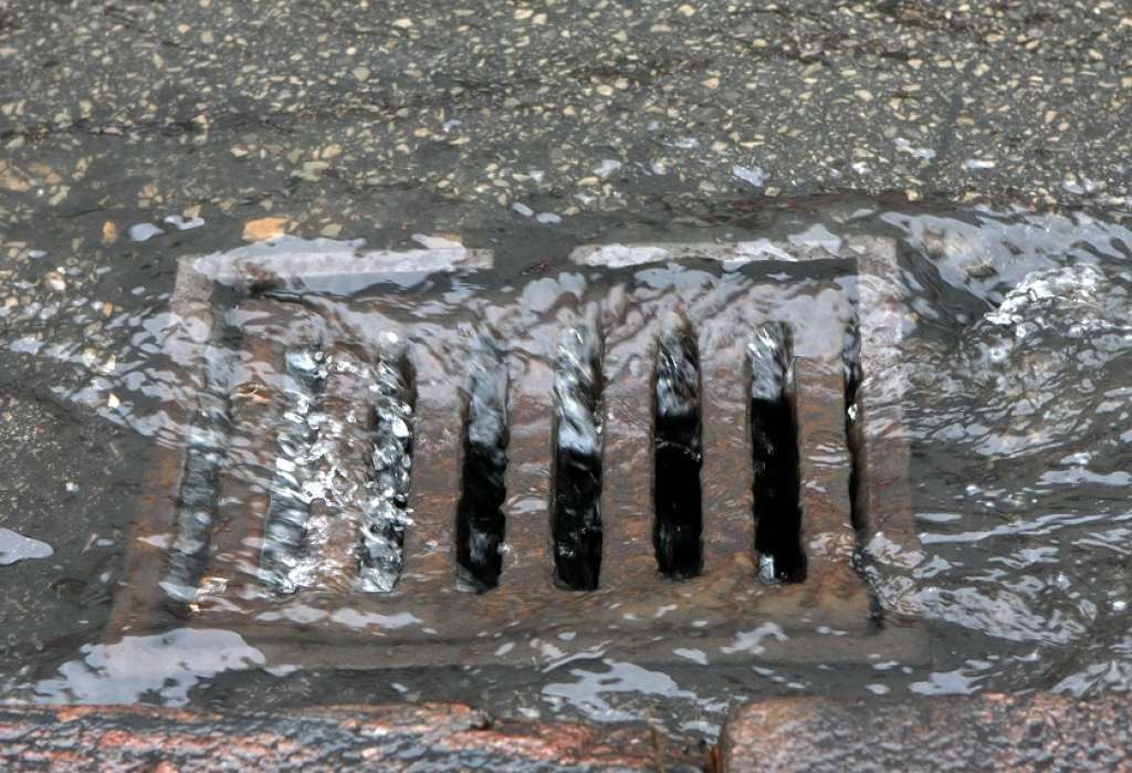 150 ēkām Rīgas centrā atjaunota remonta dēļ atslēgtā ūdens padeve