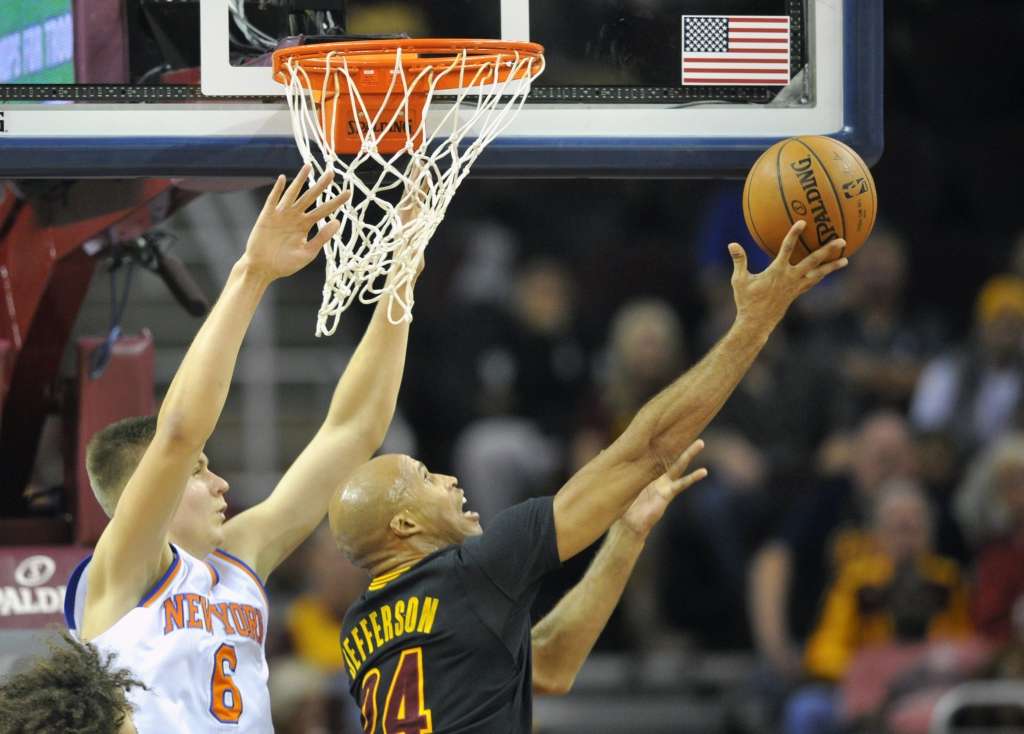 Porziņģim 13 punkti, Knicks pēc varena sākuma viesos piekāpjas Cavaliers un Džeimsam