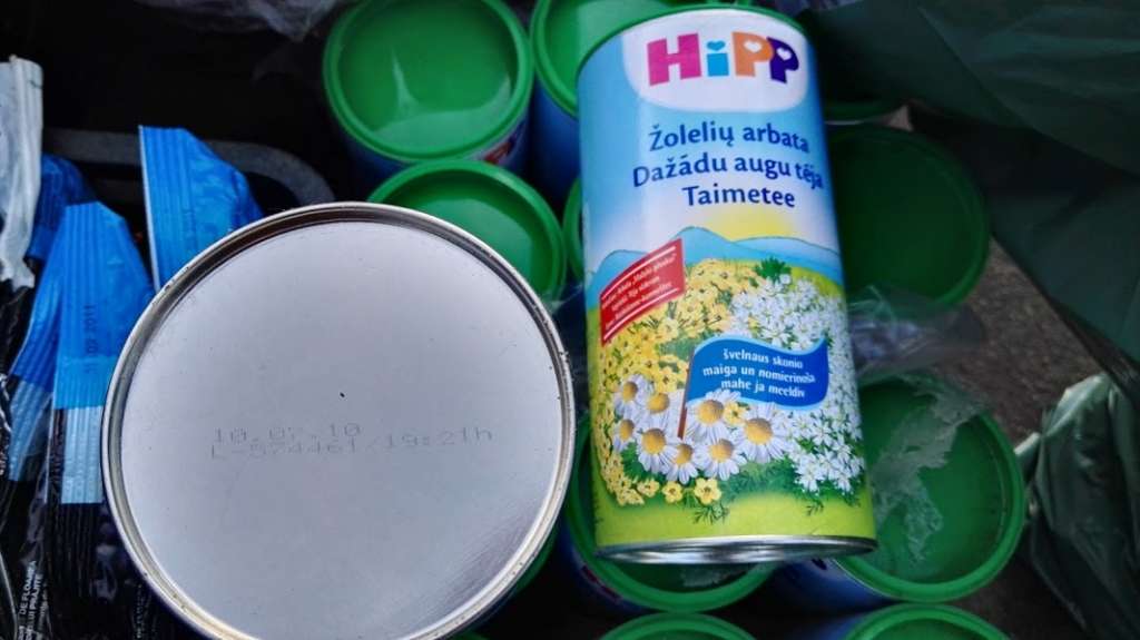 FOTO: Rīgas Centrāltirgū pārdod produktus ar pirms pieciem gadiem beigušos derīguma termiņu