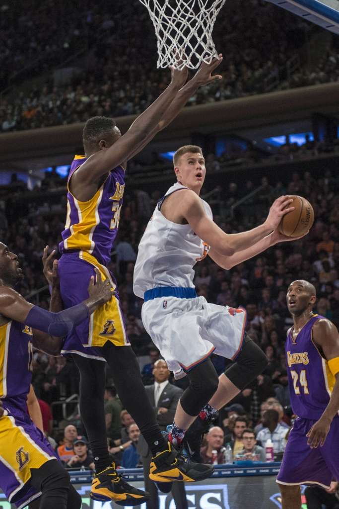 VIDEO, FOTO: Porziņģim double-double, Ņujorka savā laukumā uzvar Lakers