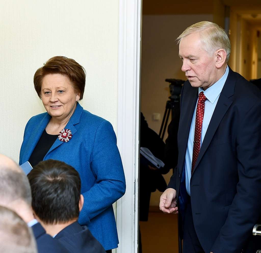 Vienotība sadzird partneru šaubas