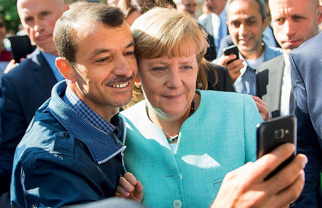 Vācieši sākuši šaubīties par Merkeles atvērto durvju politiku
