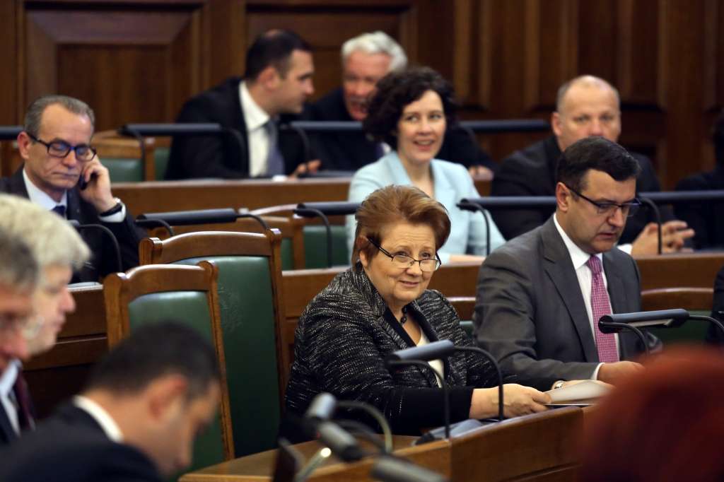 Koalīcijas politiķi apgalvo, ka valdība ir stabila; kuluāros prognozē gandrīz neizbēgamu tās krišanu