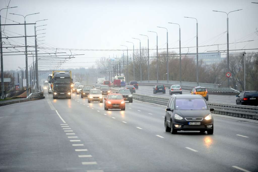 Satiksmei atklātas visas joslas uz Salu tilta; ātruma ierobežojums - 70 km/h